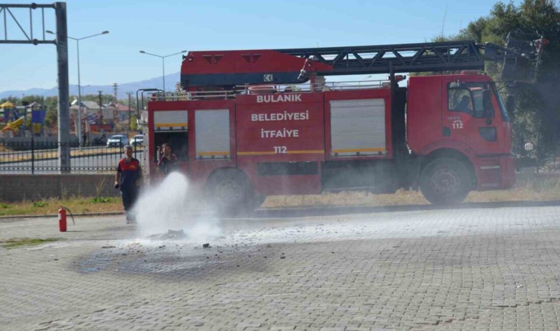 Muş’un Bulanık Kaymakamlığında görevli personele uygulamalı yangın tatbikatı eğitim verildi.