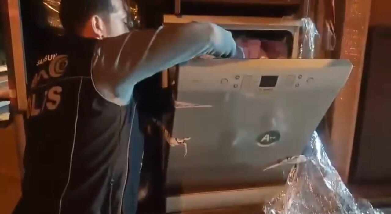 Samsun’da polis ekipleri tarafından ev nakliye aracında yapılan aramada, dedektör