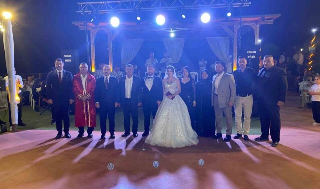 İçişleri Bakan Yardımcısı Bülent Turan, Ayvacık ilçesinde katıldığı düğünde nikah