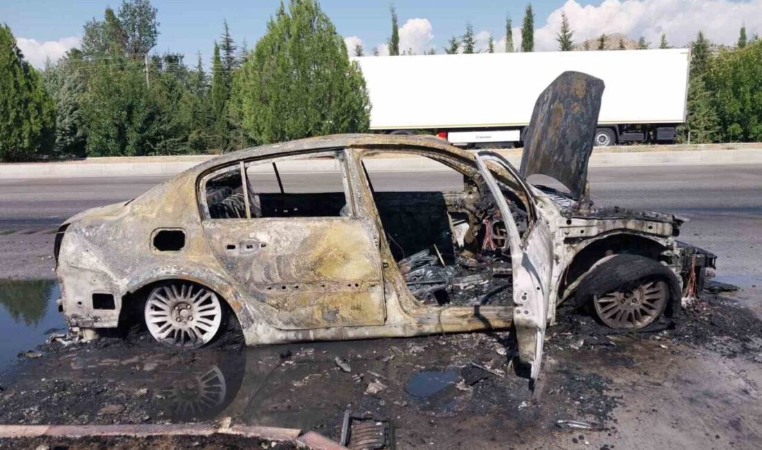 Burdur-Antalya kara yolunda otomobilde çıkan yangına itfaiye ekipleri müdahale ederken,