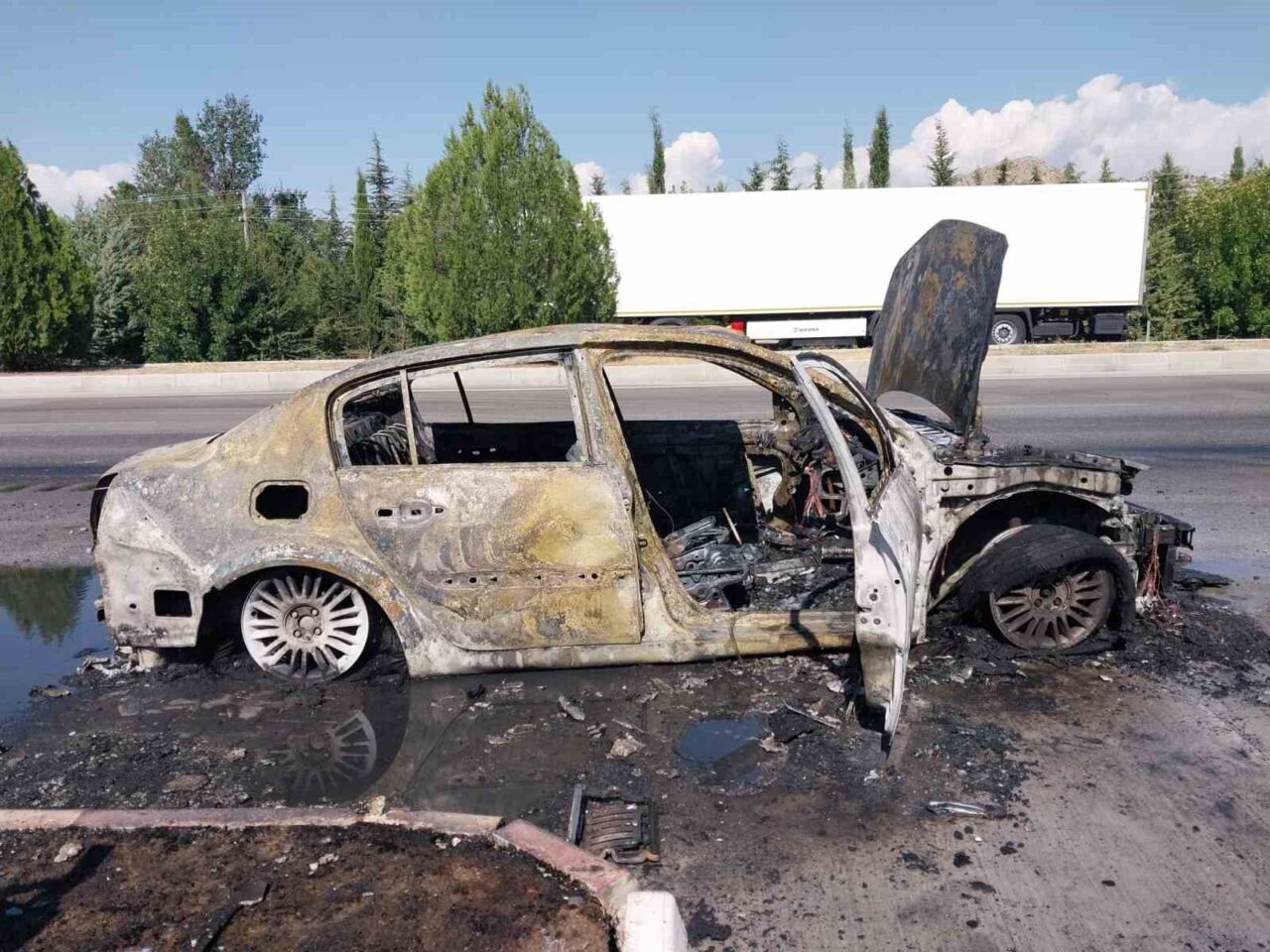 Burdur-Antalya kara yolunda otomobilde çıkan yangına itfaiye ekipleri müdahale ederken,