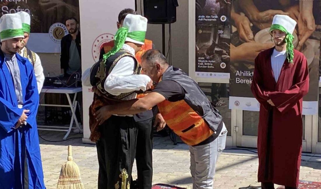 Burdur’da 38’incisi düzenlenen Ahilik törenlerinde Şed Kuşatma Töreni gösterisi yapıldı.