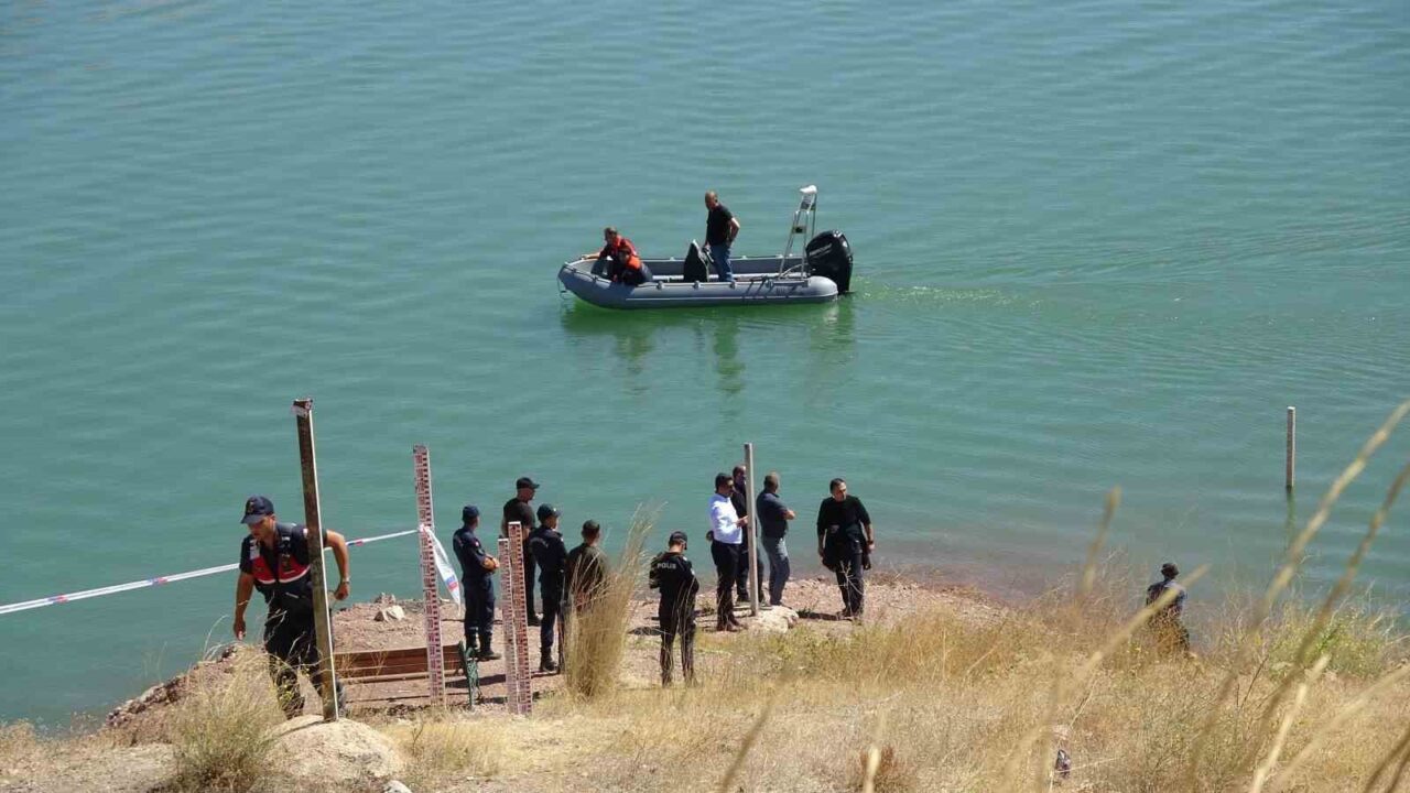Burdur’un Karamanlı ilçesinde baraj kenarında otomobili bulunan emekli polis için
