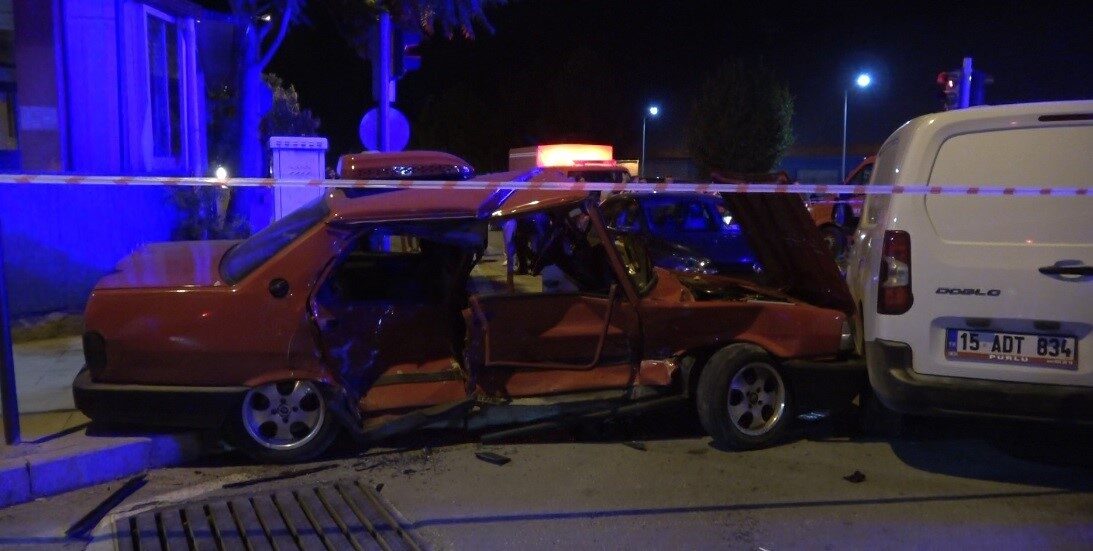 Burdur’da 3 aracın karıştığı trafik kazasında 1 kişi hayatını kaybederken