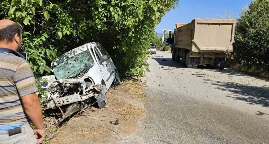 Burdur’un Gölhisar ilçesinde otomobil ile kamyonun çarpışması sonucu meydana gelen