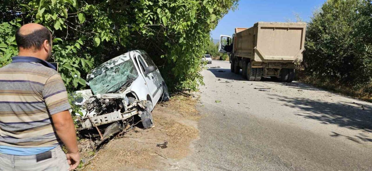 Burdur’un Gölhisar ilçesinde otomobil ile kamyonun çarpışması sonucu meydana gelen
