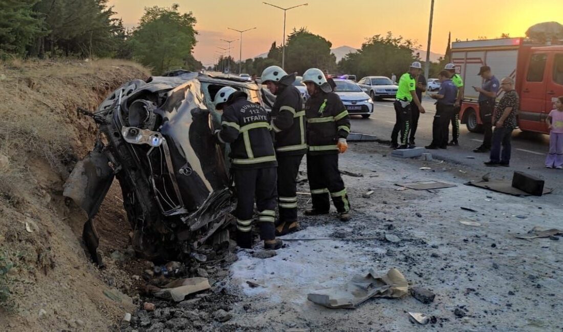 Burdur’da kontrolden çıkan otomobilin otobüs durağına çarptığı kazada 2 kişi