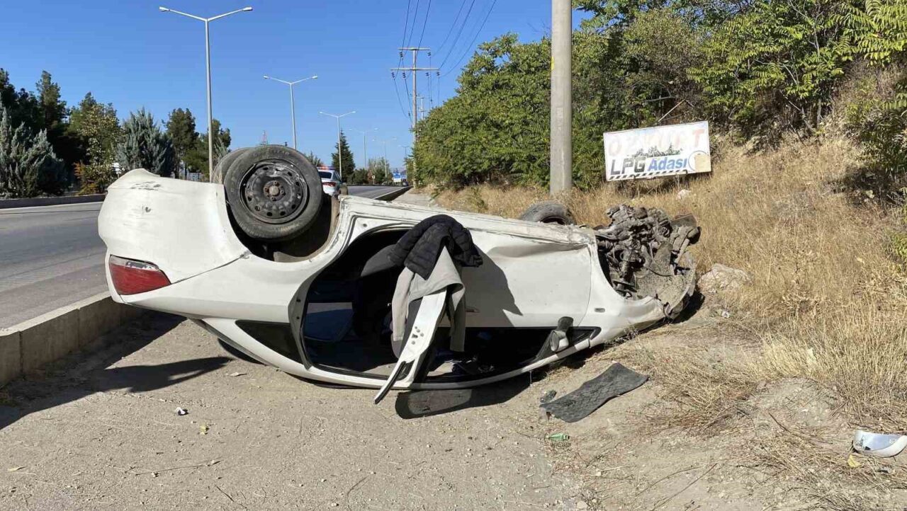 Burdur’da sürücüsünün direksiyon hakimiyetini kaybetmesi sonucu meydana gelen kazada otomobil