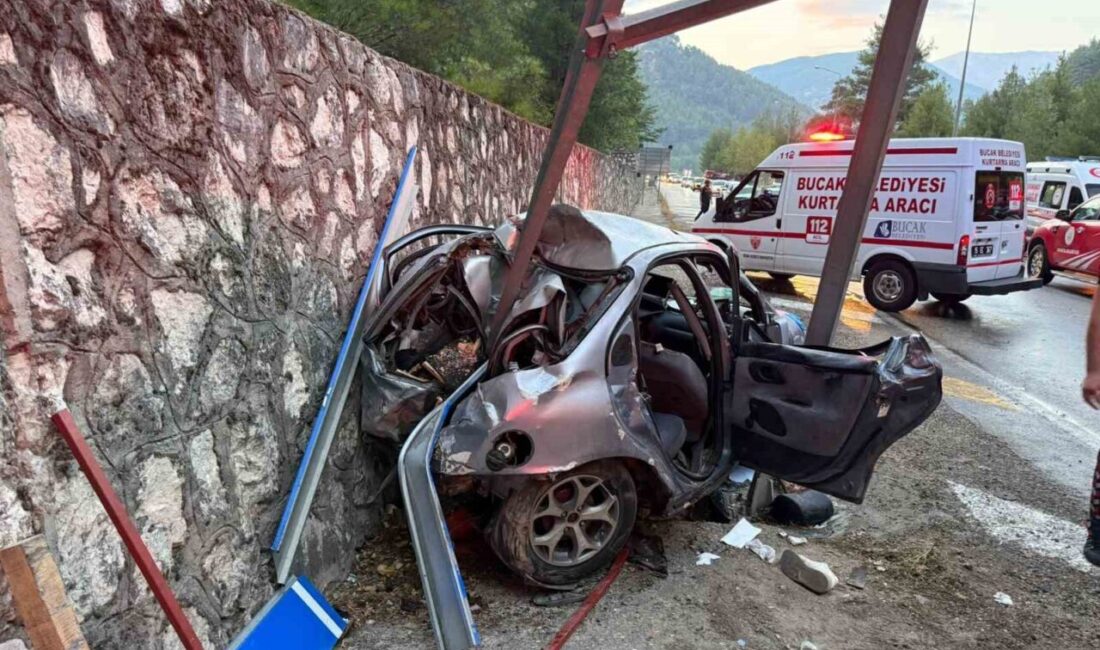 Burdur’un Ağlasun ilçesinde, sürücüsünün direksiyon hakimiyetini kaybetmesi sonucu otomobilin yol