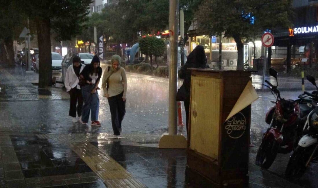 Burdur’da akşam üzeri sağanak yağış etkili olurken, vatandaşlar zor anlar