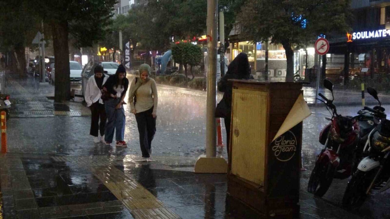 Burdur’da akşam üzeri sağanak yağış etkili olurken, vatandaşlar zor anlar