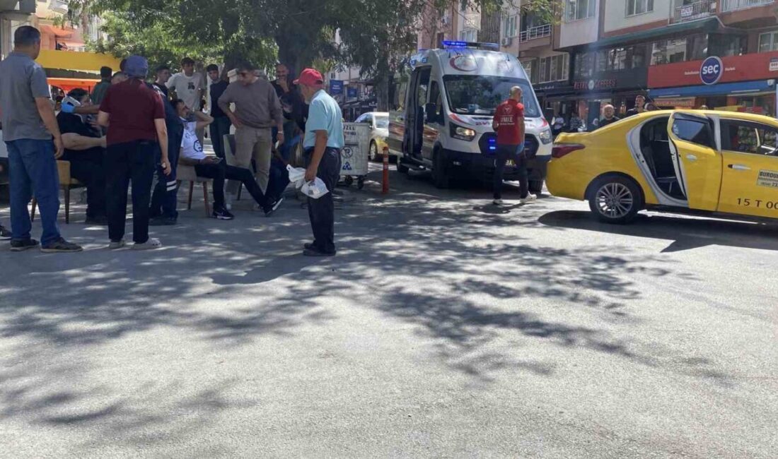 Burdur’da ticari taksi ile otomobilin kavşakta çarpışması sonucu meydana gelen