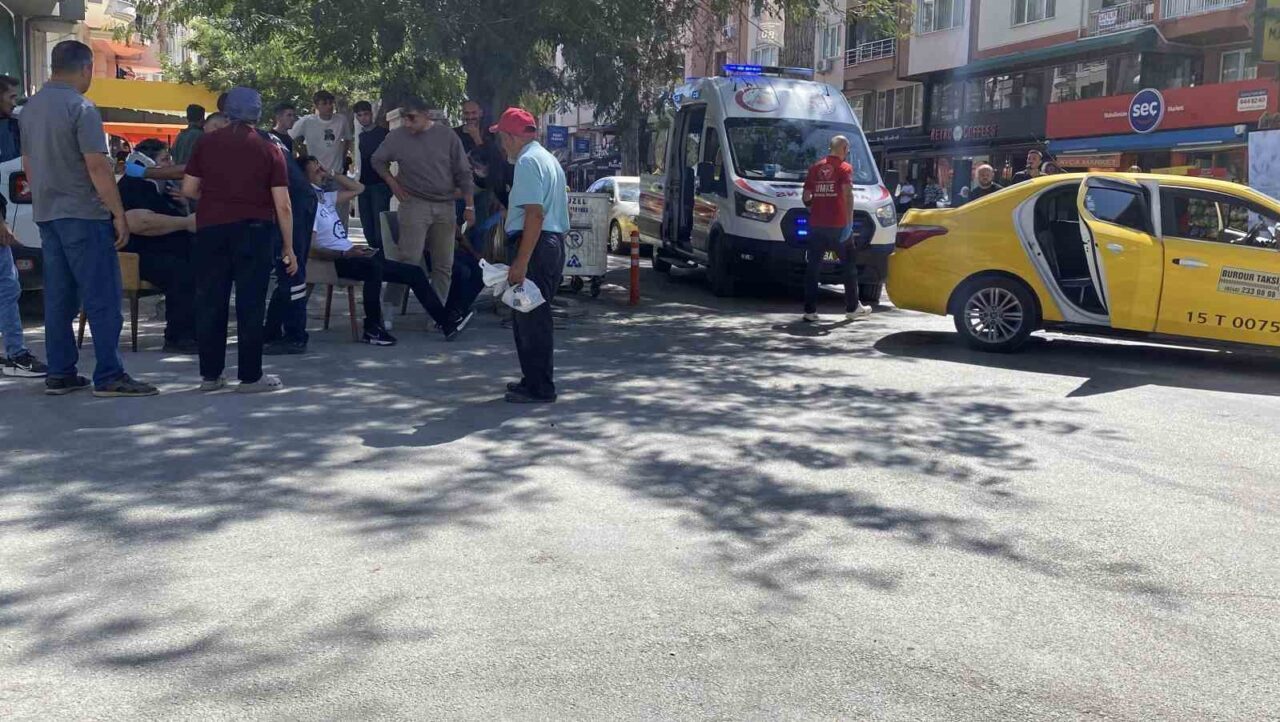 Burdur’da ticari taksi ile otomobilin kavşakta çarpışması sonucu meydana gelen