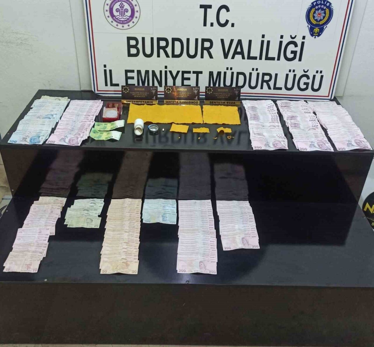 Burdur’da polis ekiplerince yapılan çalışmada çok sayıda uyuşturucu madde ele