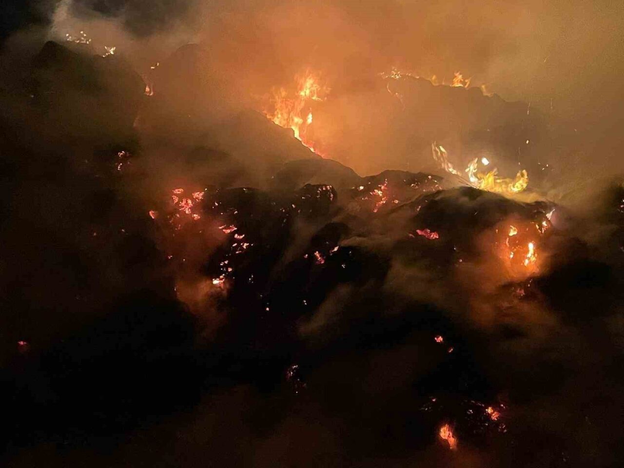 Burdur’da çıkan yangında yaklaşık 2 bin saman balyası yandı. Yangın,