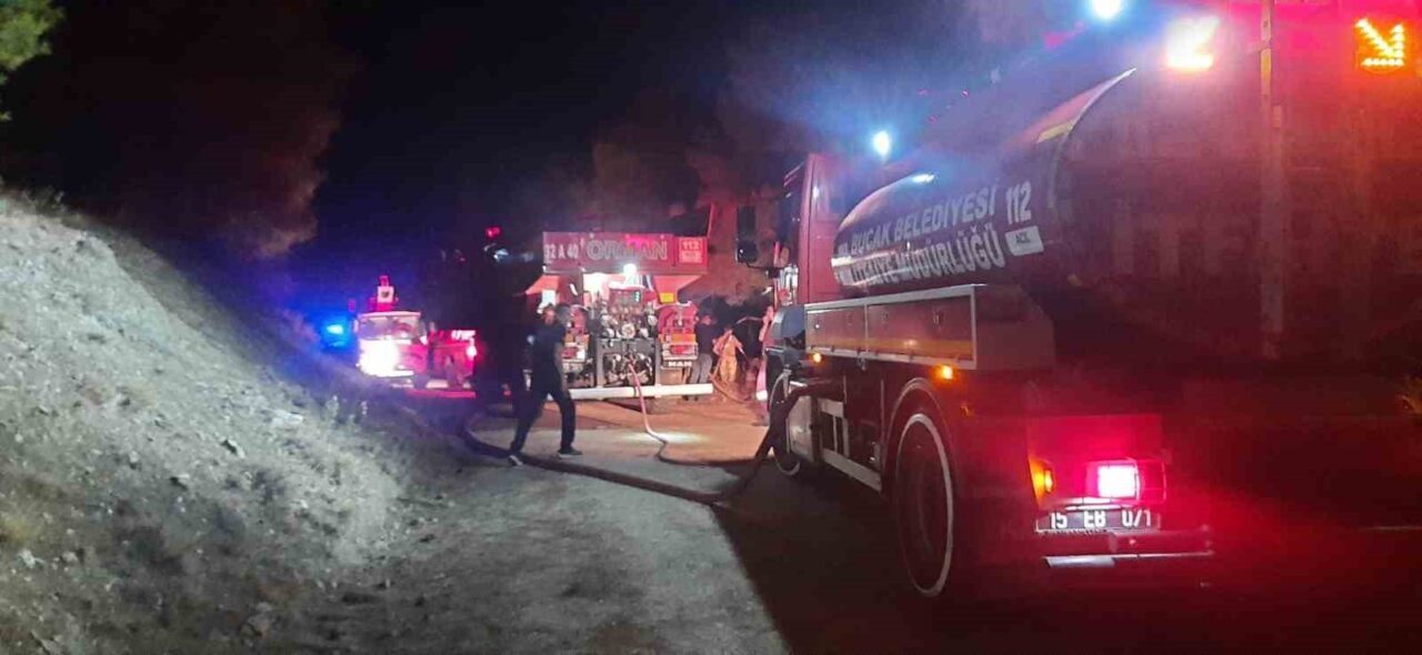 Burdur’un Bucak ilçesinde ormanlık alanda çıkan yangın, ekiplerin müdahalesiyle söndürüldü.