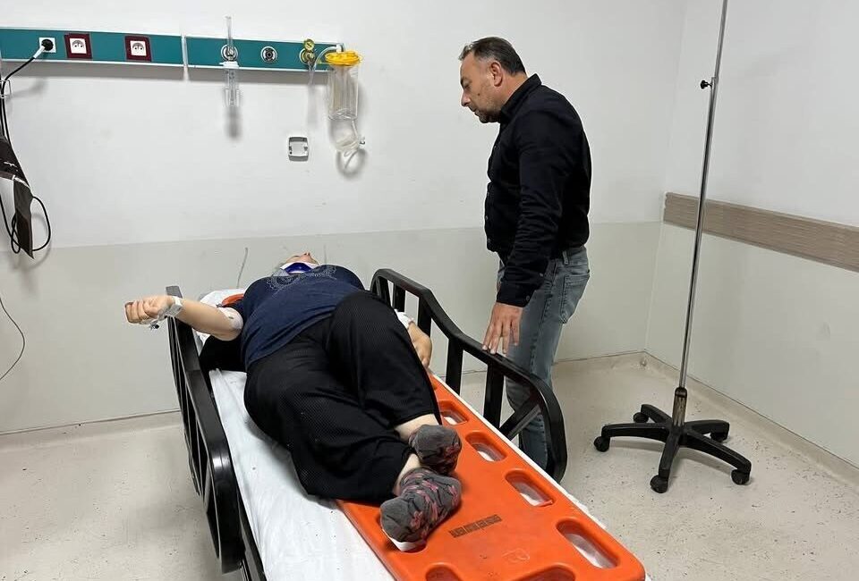 Balıkesir’in Burhaniye ilçesinde kontrolden çıkan halk otobüsünün zeytinlik alana devrildiği