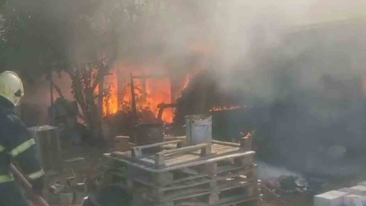 Bursa’nın İnegöl ilçesinde bir bağ evi çıkan yangında küle döndü.