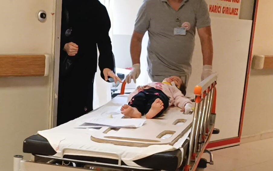 Bursa’nın İnegöl ilçesinde 1. katın balkonundan düşen 2 yaşındaki çocuk