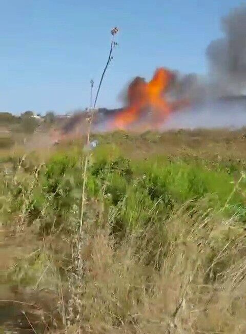 Bursa’nın Mudanya ilçesinde çalılık alanda çıkan yangın, ekiplerin karadan ve