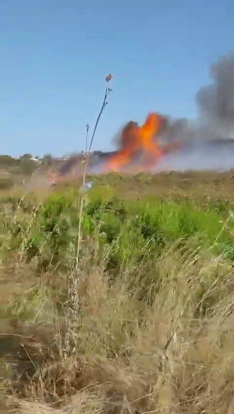 Bursa’nın Mudanya ilçesinde çalılık alanda çıkan yangın, ekiplerin karadan ve