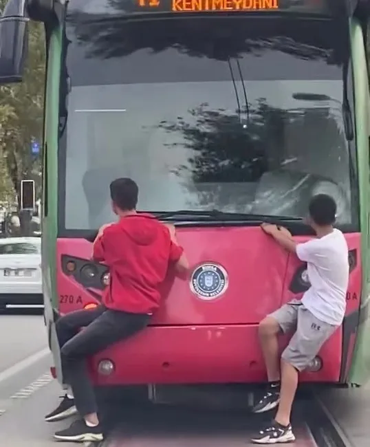 Bursa’da iki çocuk seyir halindeki tramvayın arkasına takılarak yolculuk yaptı.