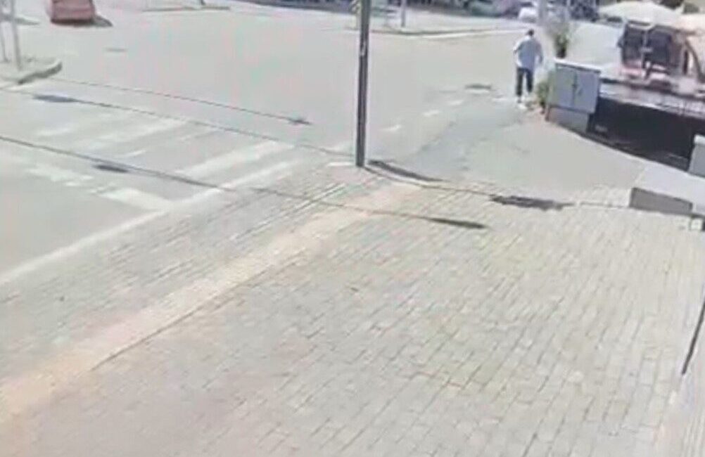 Bursa’da sürücüsünün el frenini çekmeyi unuttuğu otomobil, yokuş aşağı metrelerce