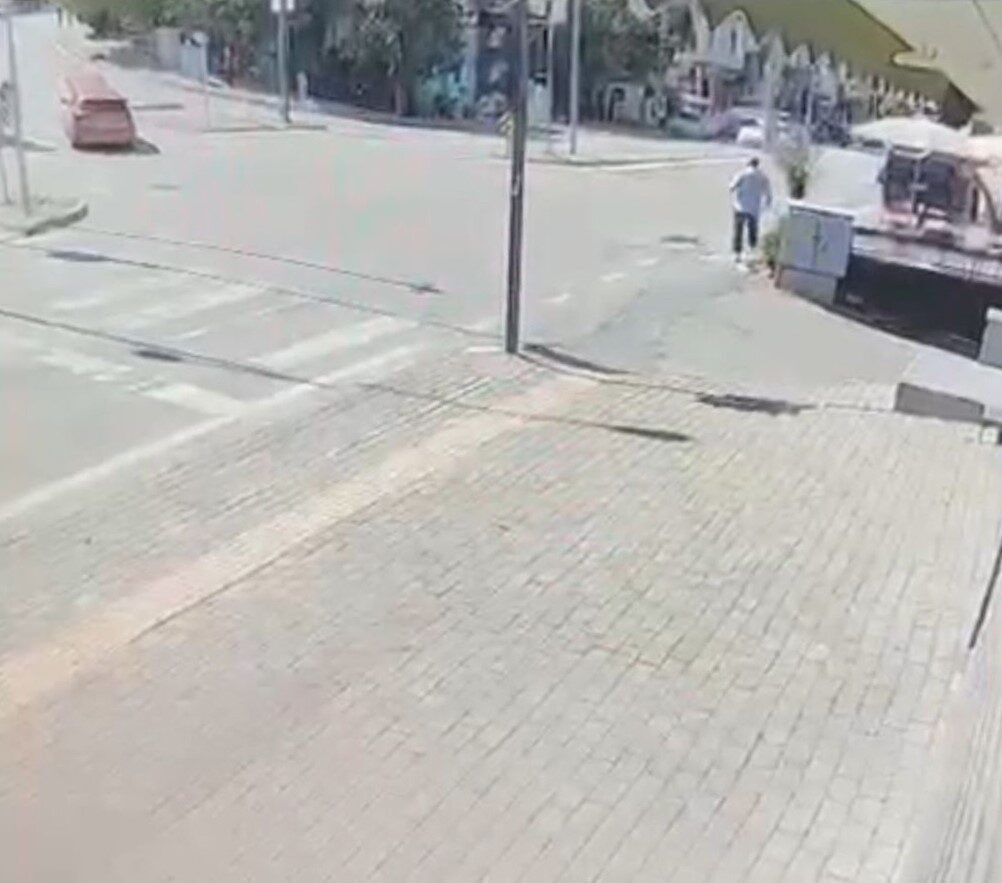 Bursa’da sürücüsünün el frenini çekmeyi unuttuğu otomobil, yokuş aşağı metrelerce