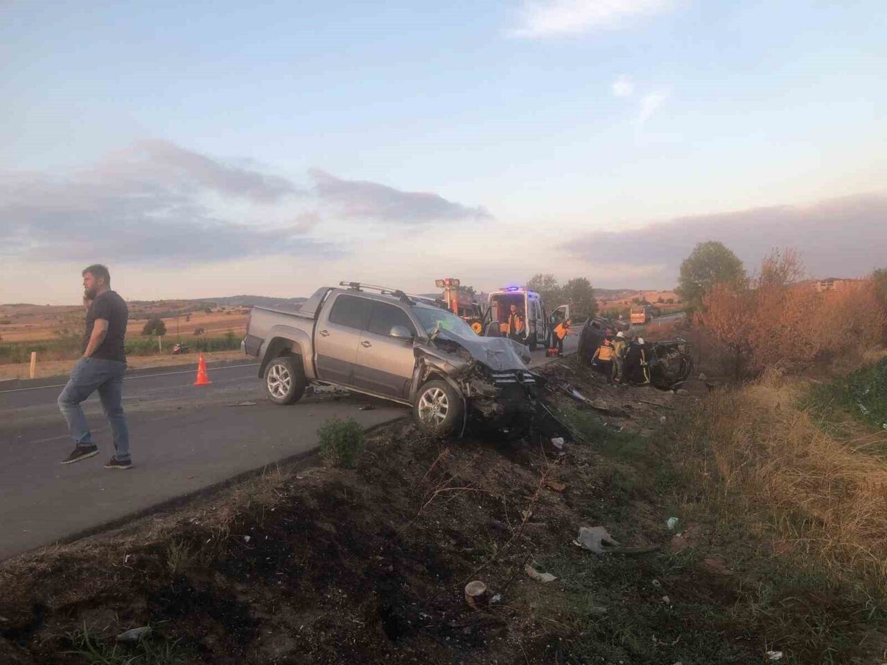 Bursa’nın Yenişehir ilçesinde iki otomobil kafa kafaya çarpıştı. Kazada eski