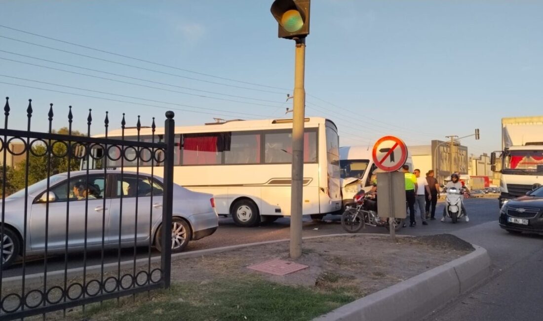 Bursa’nın İnegöl ilçesinde işçi servisi ile yolcu minibüsünün çarpıştığı kazada