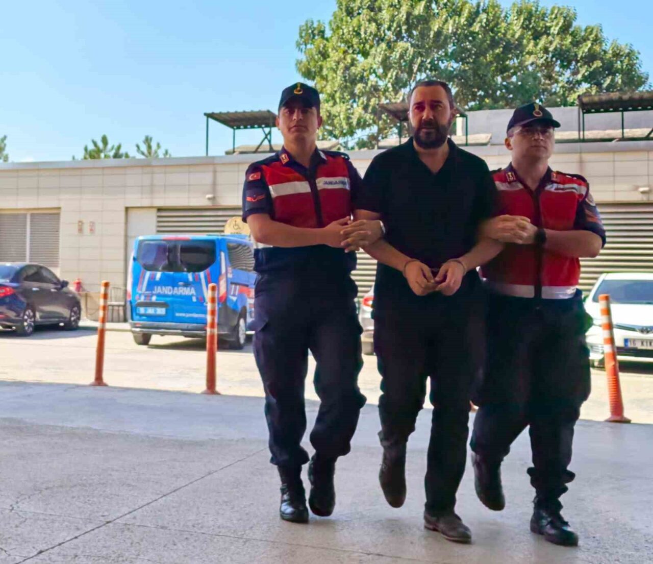 Bursa’nın İnegöl ilçesinde Jandarma komutanlığı ekiplerince düzenlenen uyuşturucu operasyonunda bir