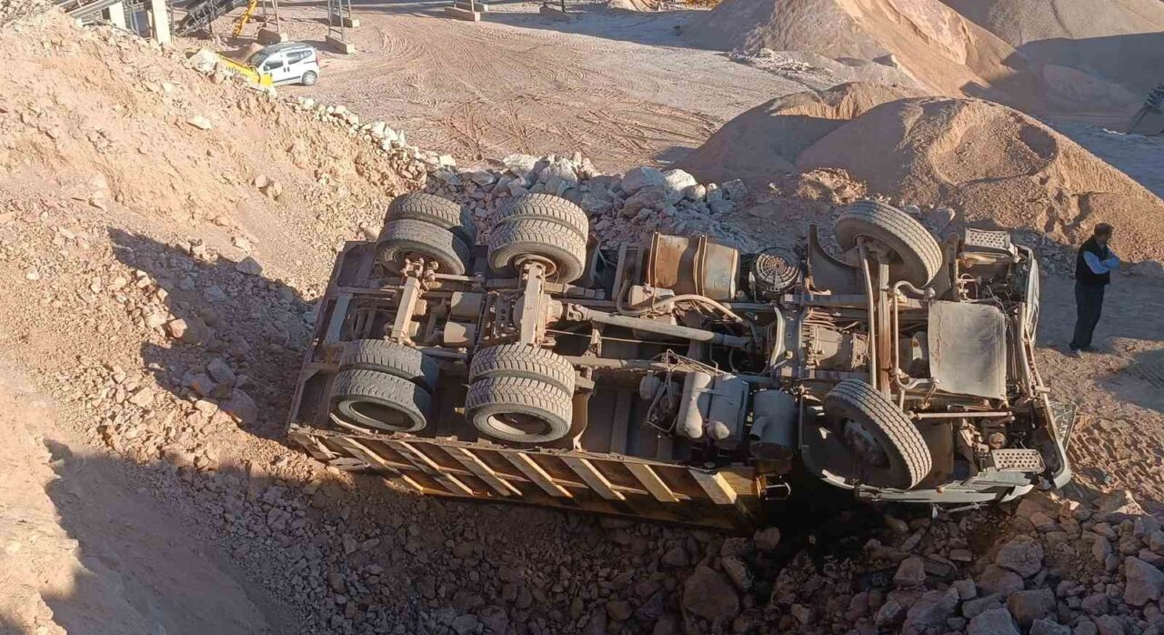 Bursa’nın İnegöl ilçesinde kontrolden çıkan hafriyat yüklü kamyonun devrildiği kazada,