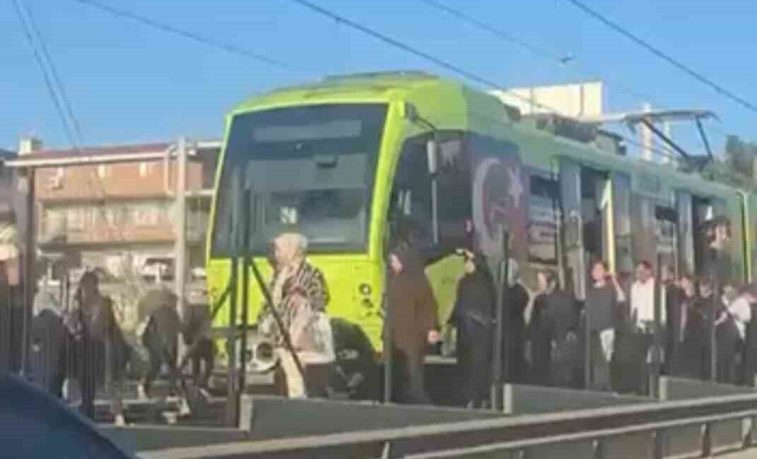 Bursa’da metro hattında meydana gelen kesinti sebebiyle trenler durdu. Metro