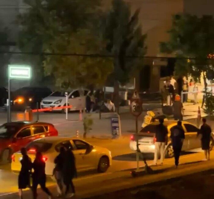 Bursa’da iki şahıs sokak ortasında tartıştıkları bir kişiyi tekme ve