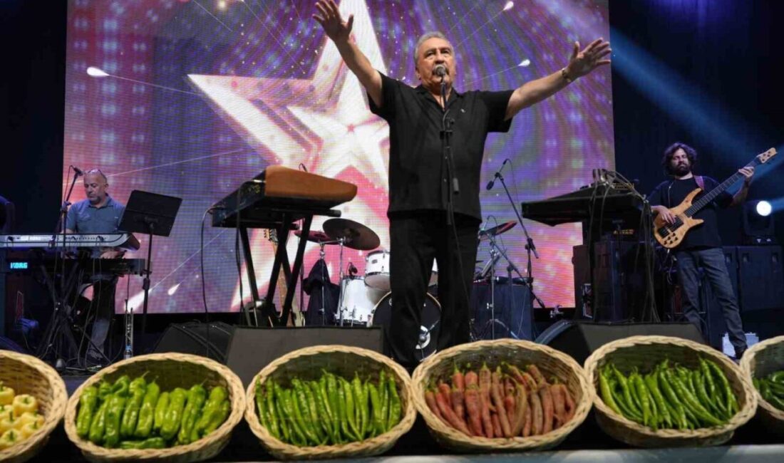 10’uncu Uluslararası Altın Biber Festivali’nin final gecesinde Ümit Besen ve