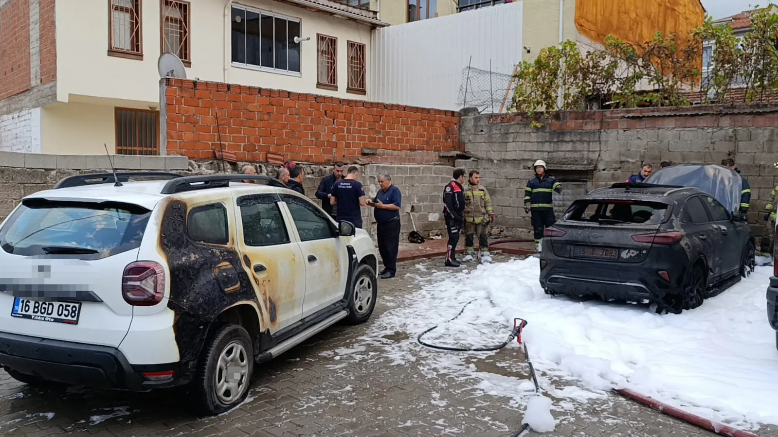 Bursa’nın İnegöl ilçesinde park halindeki otomobilde yangın çıktı. Otomobil küle
