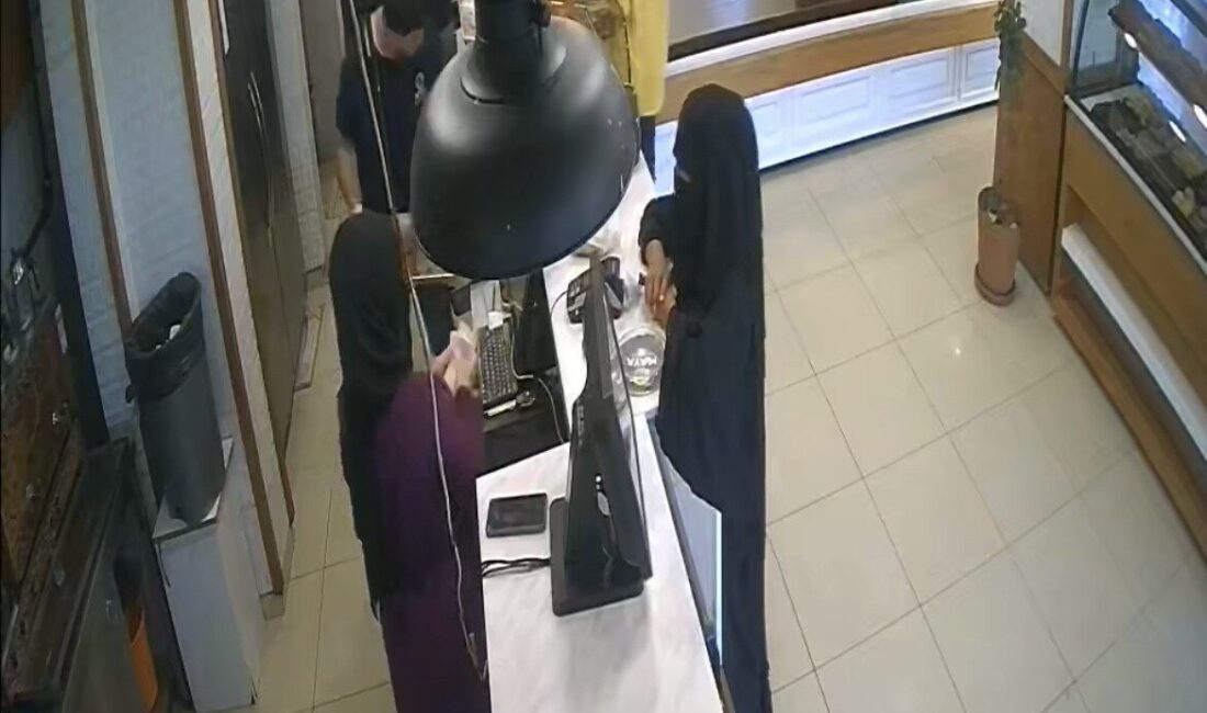 Bursa’da bir pastaneye gelen çarşaflı kadın, “yırtık para” bahanesiyle tırnakçılık