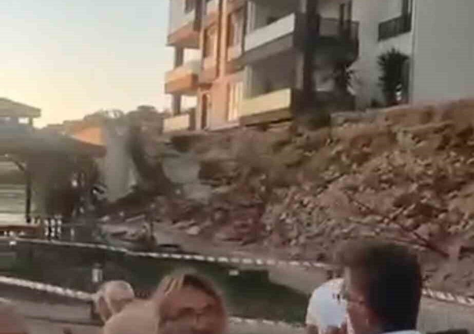 Bursa’nın Nilüfer ilçesinde yeni yapılan bir sitenin istinat duvarı çöktü.