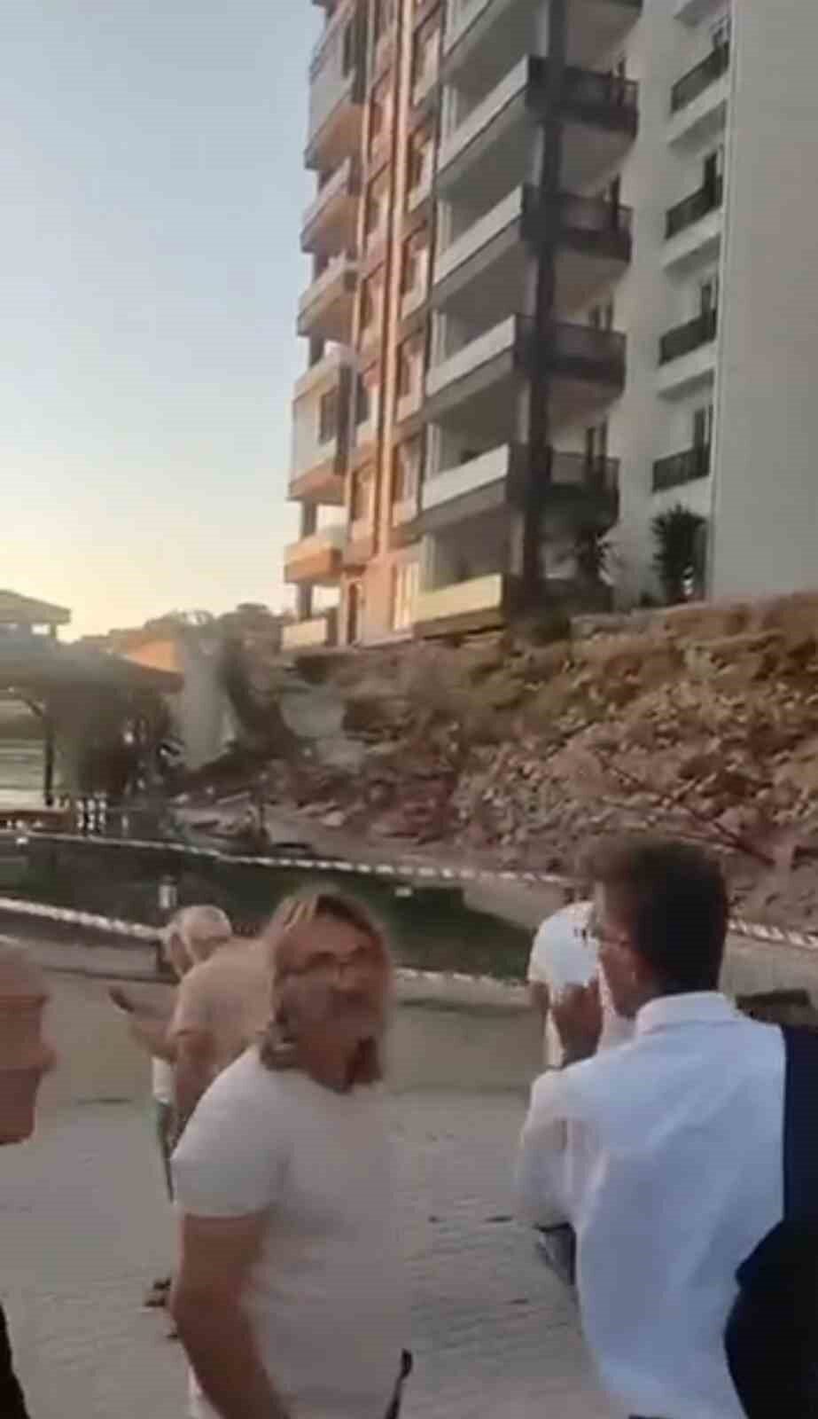 Bursa’nın Nilüfer ilçesinde yeni yapılan bir sitenin istinat duvarı çöktü.