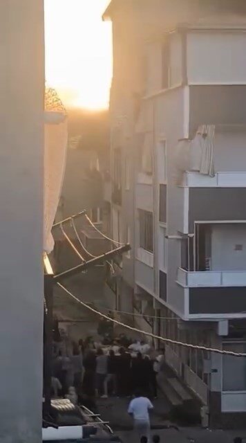 Bursa’nın Gürsu ilçesinde 3 katlı binanın çatı katının alevlere teslim