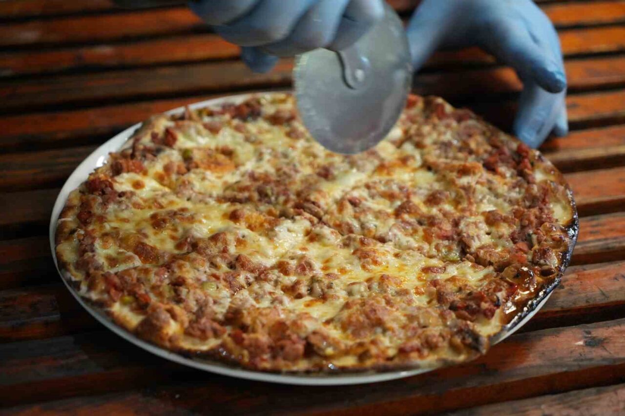 Bursa’ya kazandırılan Değirmen Park Sosyal Tesislerinde vatandaşın beğenisine sunulan pizza