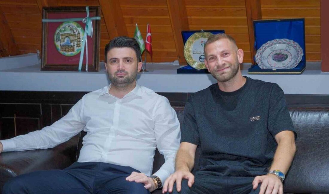 Bursaspor, şampiyon kadroda yer alan futbolcu Sedat Cengiz ile karşılıklı