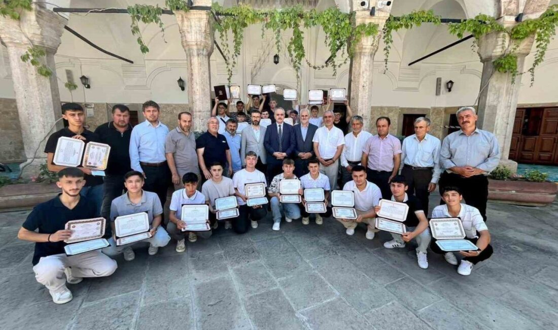 Amasya’da Büyükağa Kur’an Kursu’nda hafızlık eğitimlerini başarıyla tamamlayan genç hafızlar