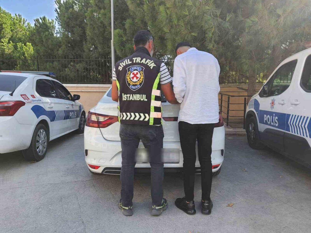 Büyükçekmece’de, drift atarak lastik yakan sürücü yakalanarak gözaltına alındı. Sürücüye