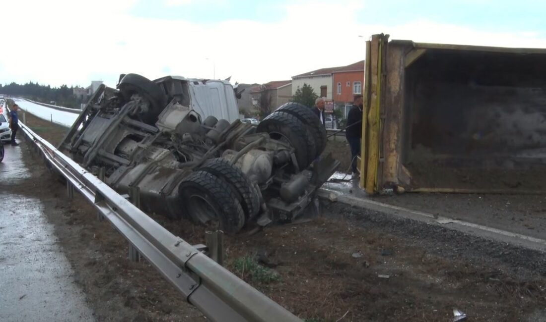 İstanbul Büyükçekmece ilçesi E-5 Güzelce mevkiinde yağmur nedeniyle kayganlaşan yolda