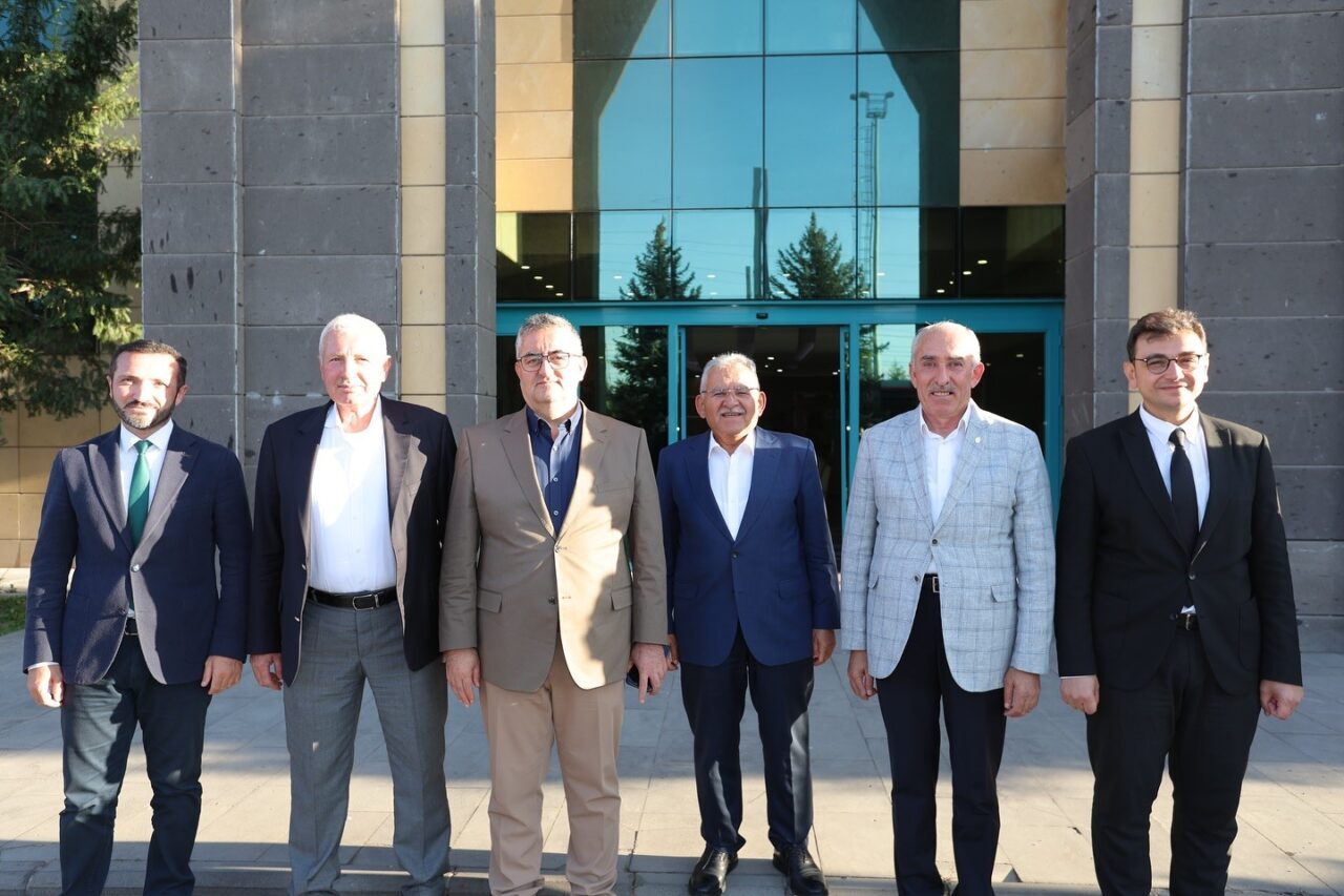 Kayseri Büyükşehir Belediye Başkanı Dr. Memduh Büyükkılıç, kurmayları ile birlikte