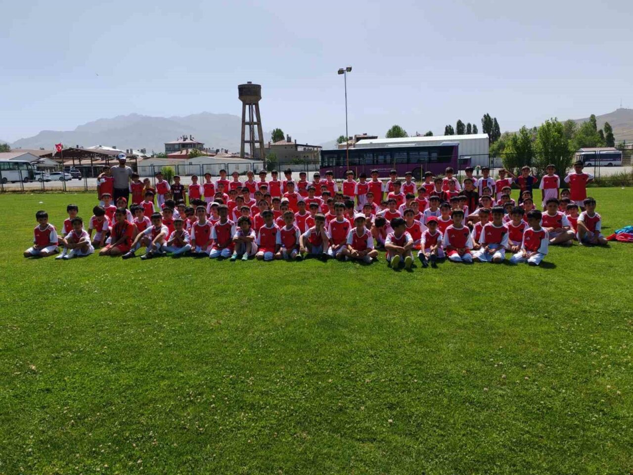 Van Büyükşehir Belediyespor, 1. Lig’de mücadele eden Vanspor’a altyapı anlamında