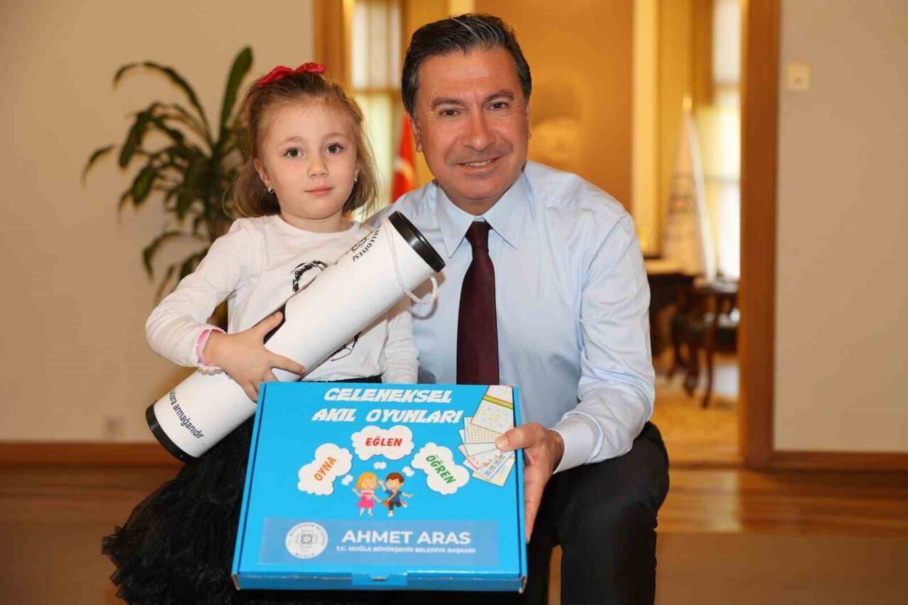 Muğla Büyükşehir Belediyesi öğrencilere sağladığı okul kıyafeti, beslenme ve kırtasiye