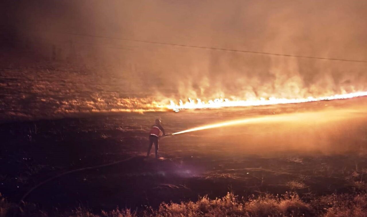 Van’ın Çaldıran ilçesinde çıkan anız yangını çevredeki evlere sıçramadan itfaiye