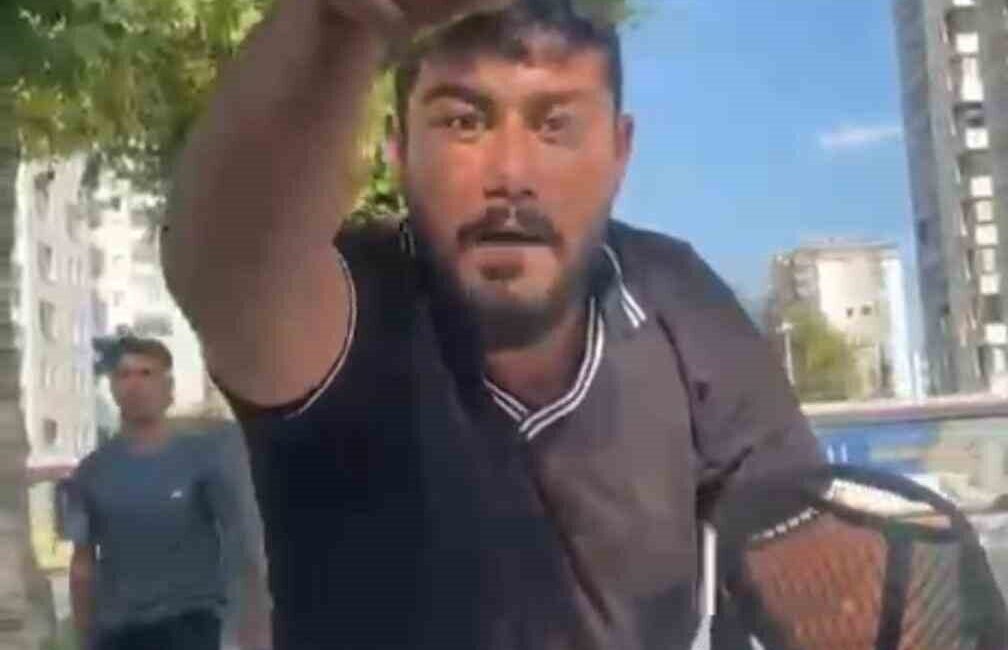 Kayseri’nin Melikgazi ilçesinde ışıkta bekleyerek cam silme bahanesiyle bir aracın